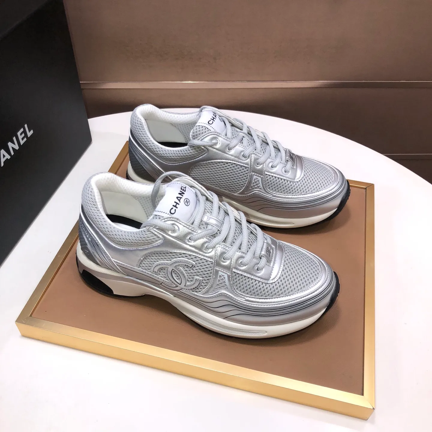 Men's shoes💰600💰【CHANEL】(Chanel couple's model)👩‍❤️‍💋‍👨The latest all-season shoes🔥🔥The ultimate derivative model. Not only are you more fashionable on your feet, but wearing flat shoes can also lengthen your overall body shape ~ "Features" The simple upper is paired with conspicuous small fragrant cloth strips, which is fashionable and high-end. 💕💕Selected Chanel fabric for the upper, comfortable and soft fabric lining available in 5 colors 🐎Size: (women's 35-39, customized 40. Men's 38-44, customized 45)